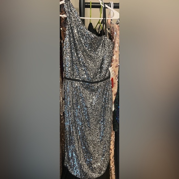 Mac Duggal 26497 NWOT SEQUINED ONE SHOULDER FITTED MIDI DRESS - Picture 4 of 6